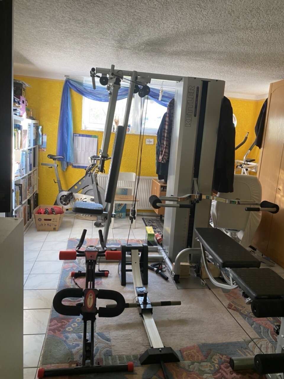 Fitnessstudio oder Büroraum, Zimmer im Keller