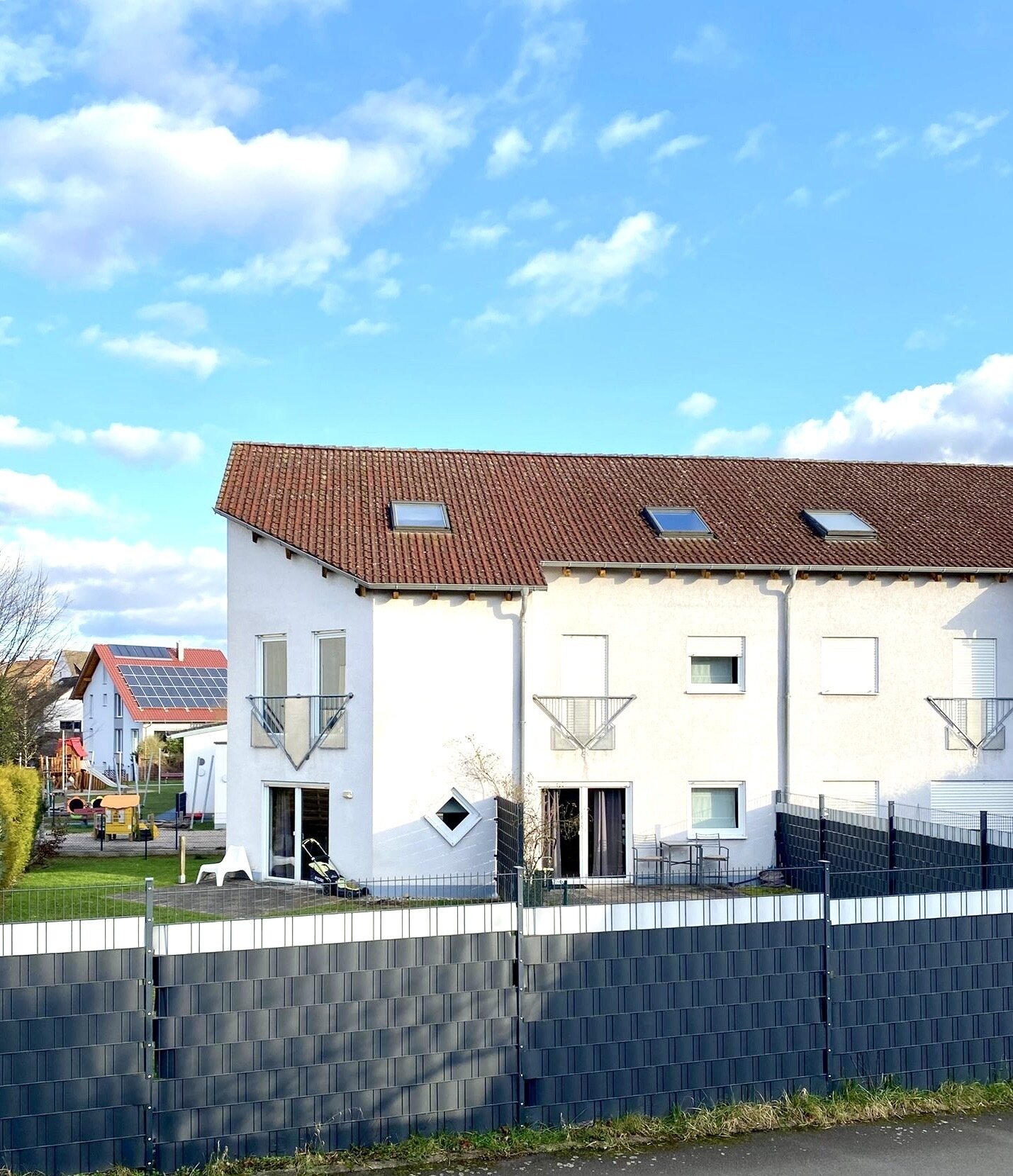 Modernes Reihenendhaus in Split-Level-Bauweise mit Garage und 2 Stellplätze! Modernes Reihenendhaus in Split-Level-Bauweise mit Garage und 2 Stellplätze!