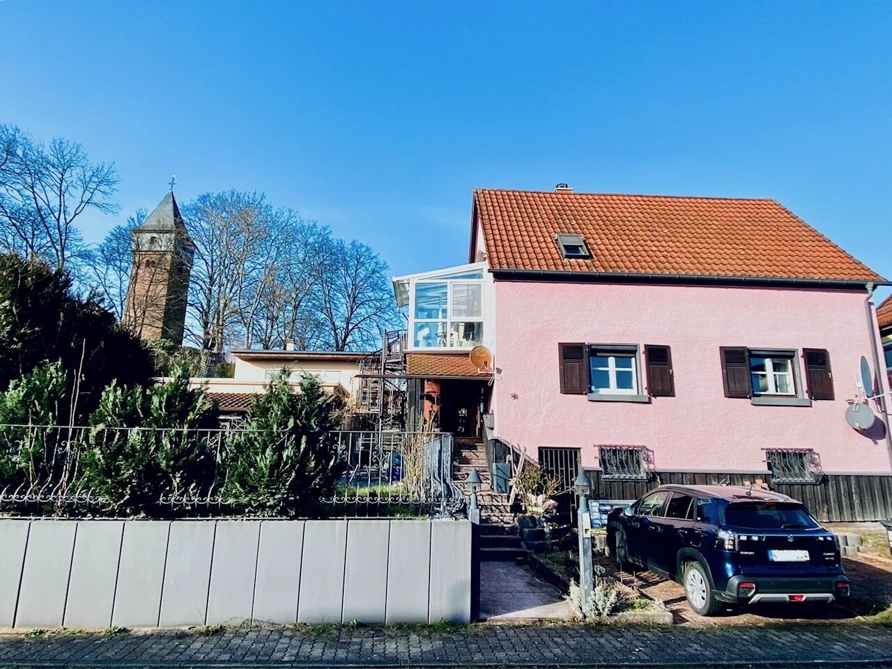 Steinwenden: Gepflegtes Einfamilienhaus mit Wintergarten und zwei Stellplätzen Steinwenden: Gepflegtes Einfamilienhaus mit Wintergarten und zwei Stellplätzen