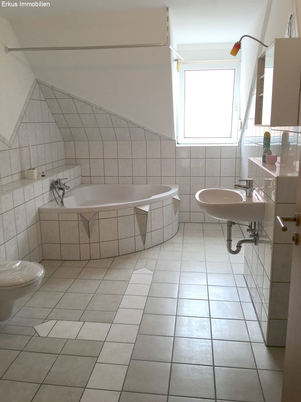 Gepflegte Dachgeschosswohnung für max 2 Personen, Nähe Pfalzklinikum-KL Gepflegte Dachgeschosswohnung für max 2 Personen, Nähe Pfalzklinikum-KL